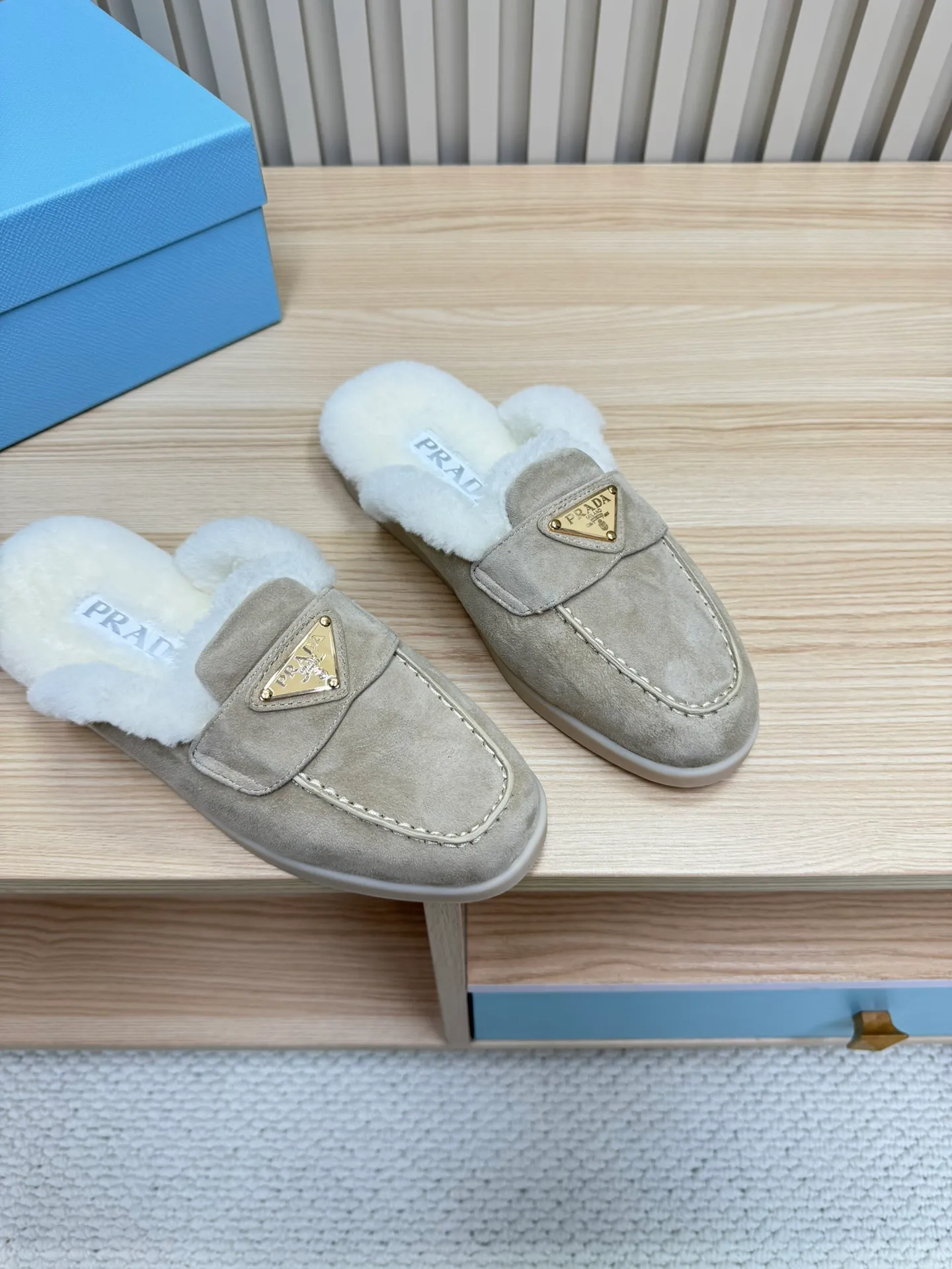 👟👟Ex-factory price 600👟👟 Prada / Prada (men and women) 24 new autumn and winter wool lining / loafers, wool collar echoes the design up and down! The Prada brand logo is outlined to highlight the high-end atmosphere! Made of sheepskin lining imported from Australia, the warmth retention effect in winter is great 👍 Fabric: Imported two-layer frosted cowhide Lining: Sheepskin imported from Australia One-piece Outsole: Original Tpu absorbent film outsole Female size: 35～41 (41 customized) Male size: 39～45 (45 customized)